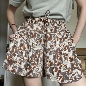 H&M Brown Cream Boho Printed Neutral Dressy Short with Elastic Band Size 8